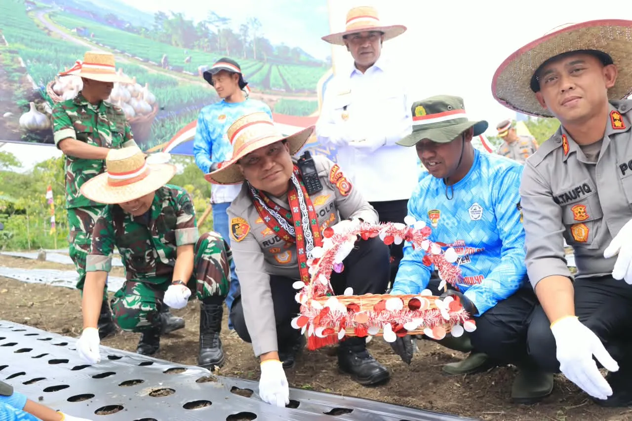 Dukung Swasembada Pangan, Polda Aceh dan Polres Aceh Tengah Tanam Bawang Putih, Salurkan Ratusan Paket Sembako dan Layanan Kesehatan