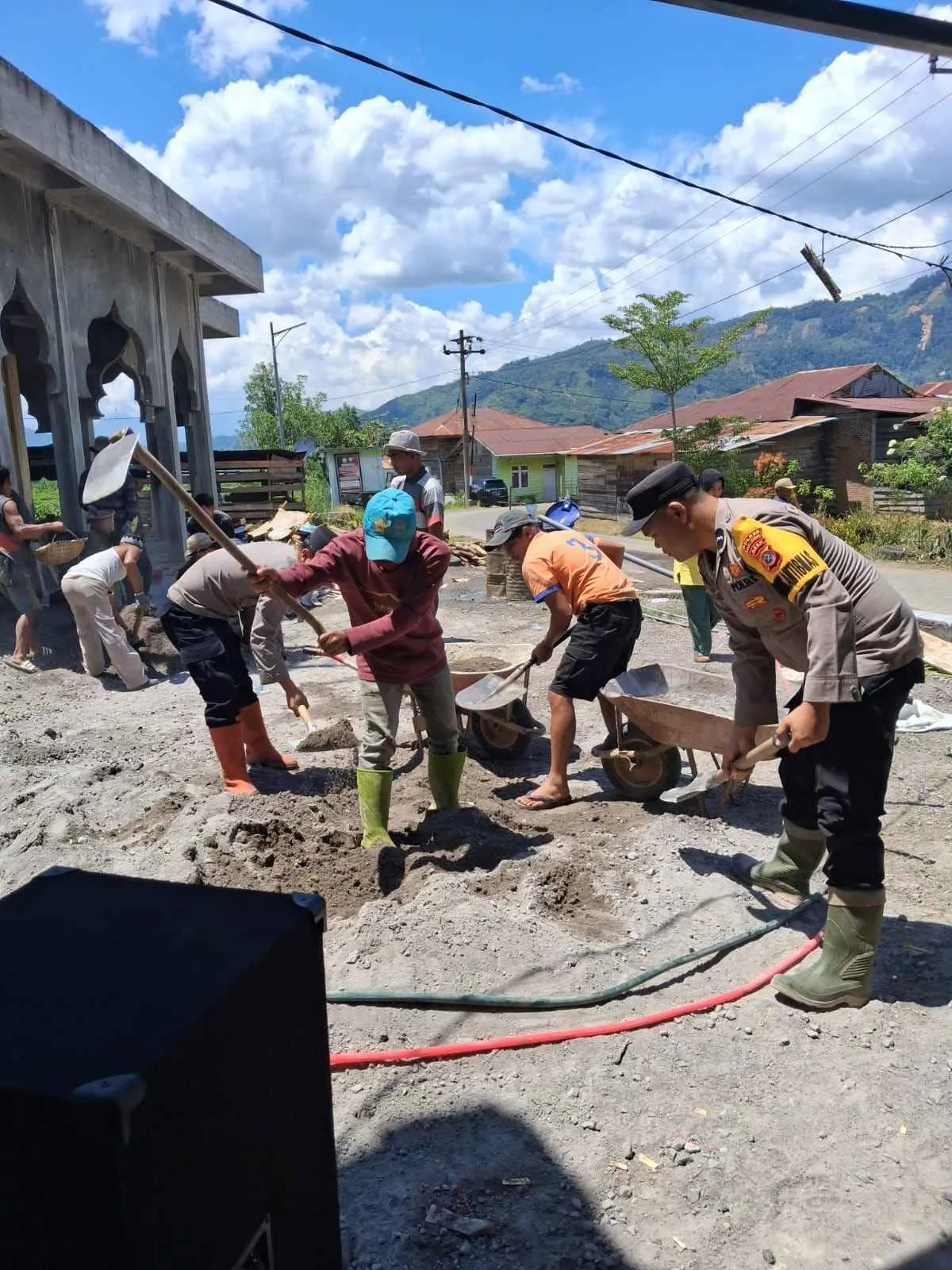 Polsek Pegasing Bersama Warga Gotong Royong Bangun dan Bersihkan Masjid di Kampung Suka Damai