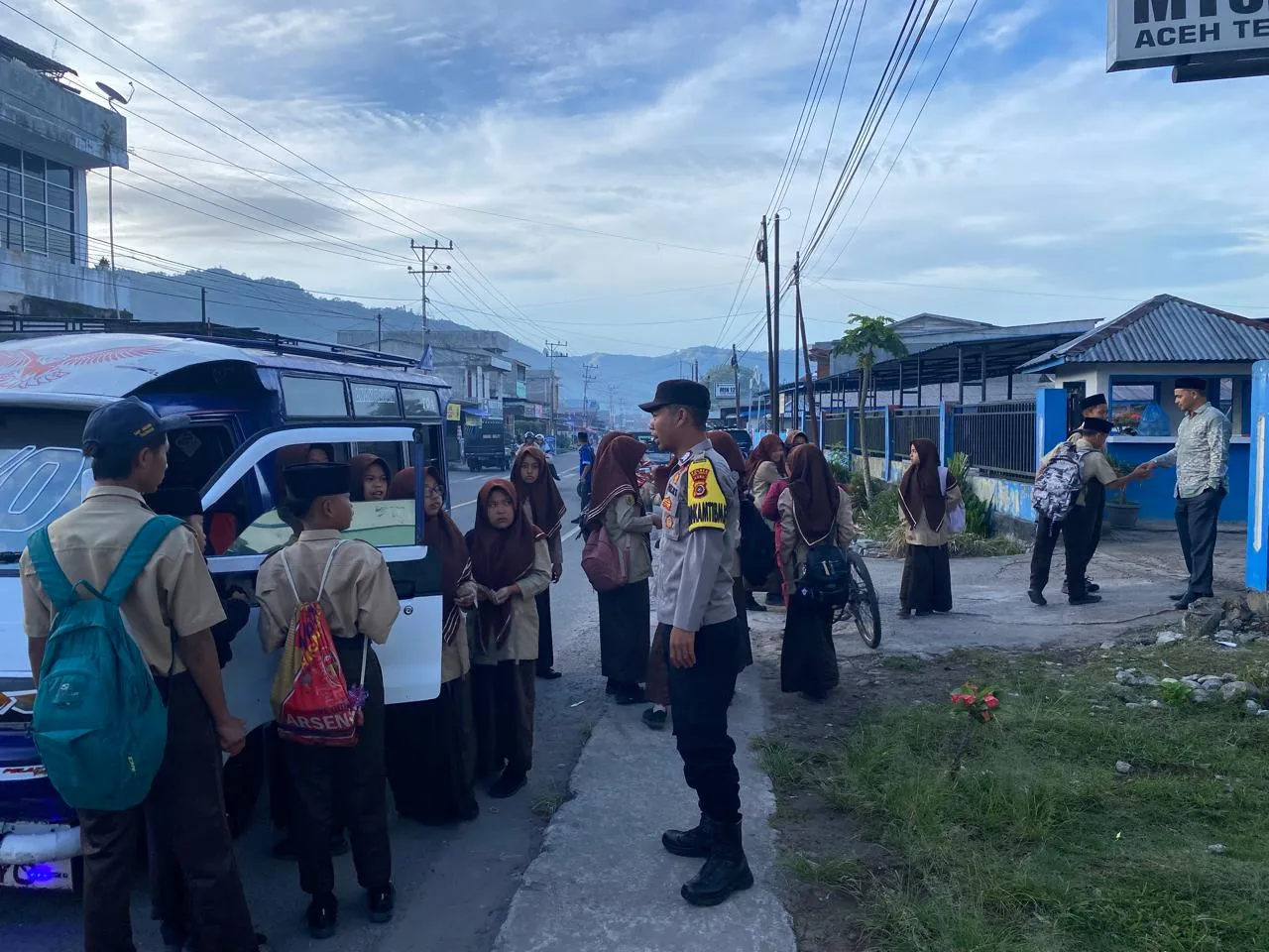 Hadir di Tengah Aktivitas Pagi, Polsek Pegasing Bantu Pelajar Menyeberang dan Lancarkan Lalu Lintas