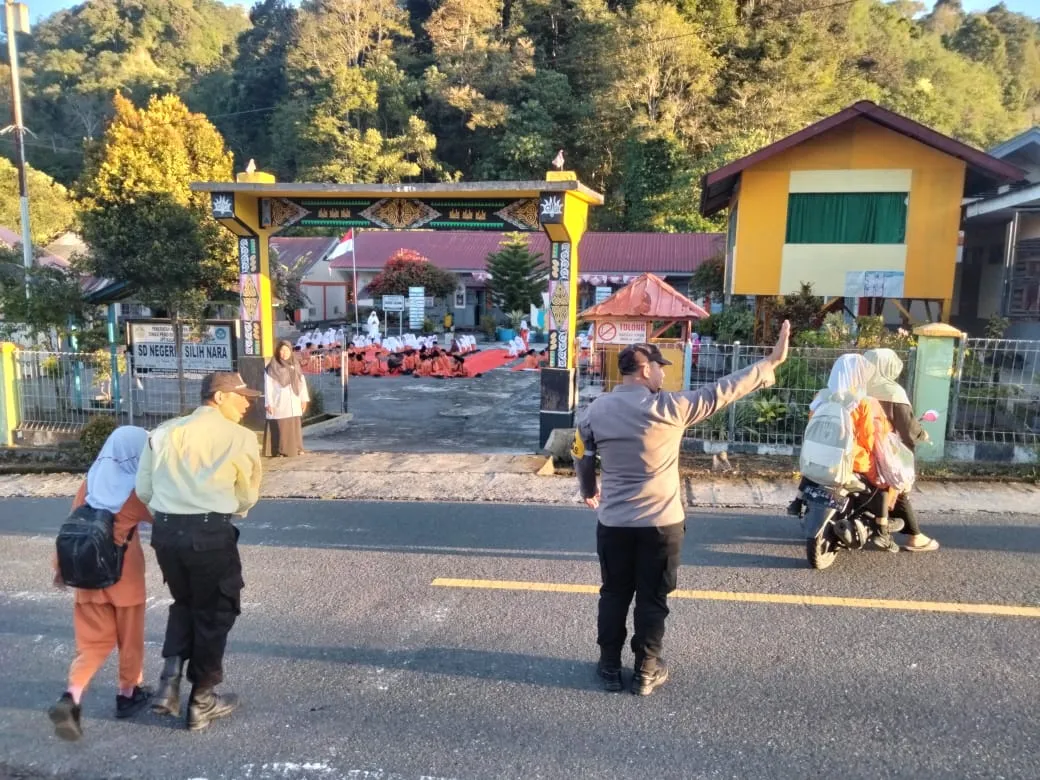 Hadir Saat Aktivitas Pagi, Polisi Aceh Tengah Bantu Pelajar Menyeberang dan Lancarkan Lalu Lintas