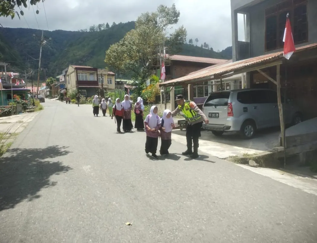 Pelayanan Pagi Polsek Bintang Bantu Seberangkan Anak Sekolah dan Atur Arus Lalu Lintas