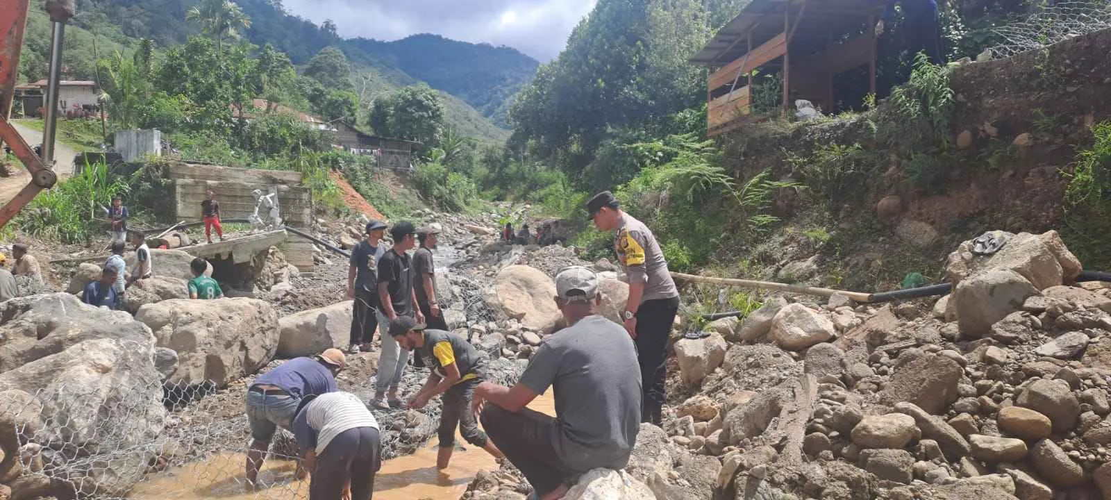 Polisi Aceh Tengah dan Warga Kompak Gotong Royong, Jembatan Pilar Jaya Dikebut Agar Segera Terhubung