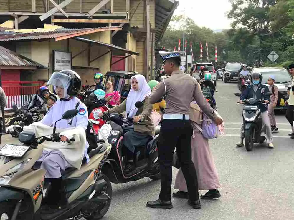 Polisi Aceh Tengah Turun Langsung Bantu Pelajar Menyeberang di Tengah Padatnya Arus Pagi