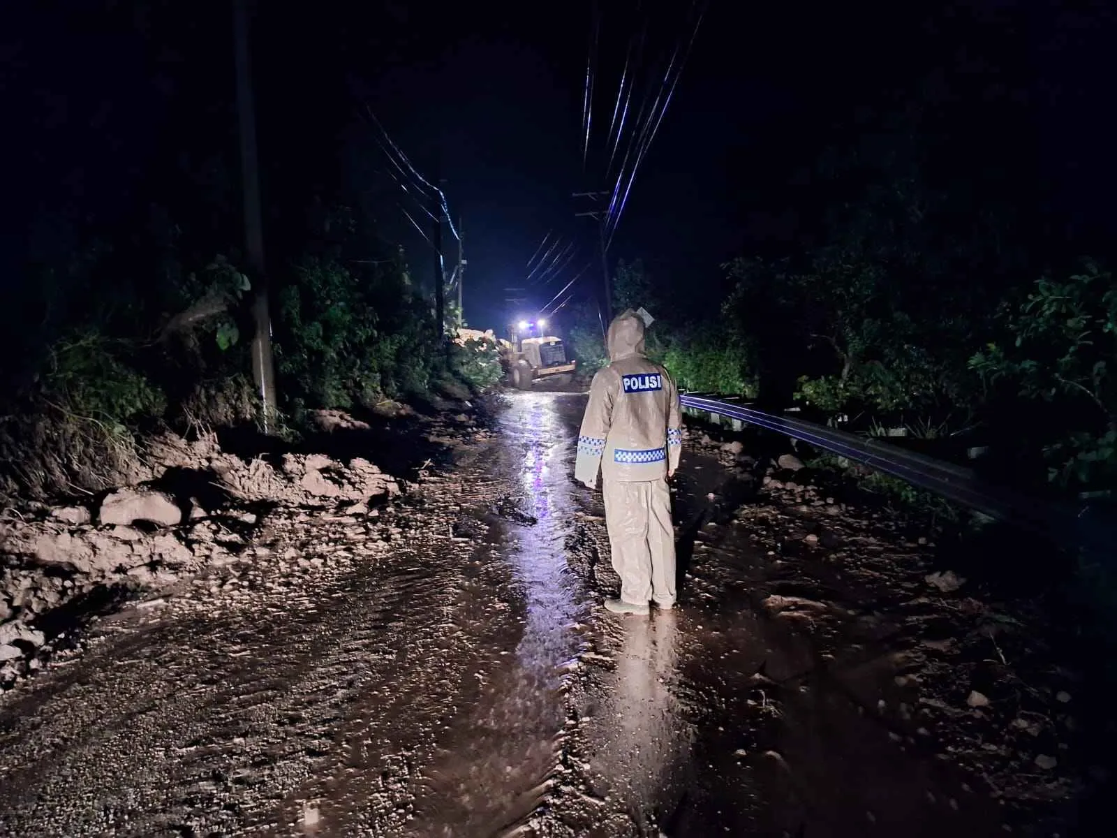 Longsor Tutup Jalan Takengon–Angkup Aceh Tengah, Polisi dan BPBD Bergerak Cepat Bersihkan Material Arus Lalulintas Kembali Normal