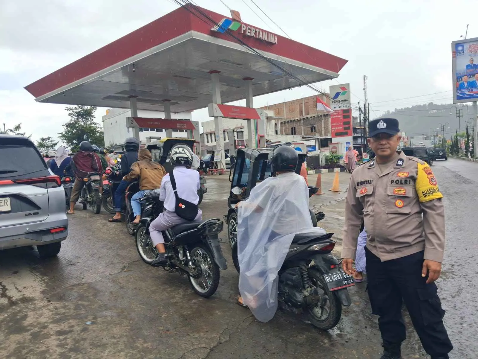 Jaga Kamseltibcarlantas Antrian BBM Masyarakat, Polsek Bebesen Polres Aceh Tengah Lakukan Pengamanan di SPBU