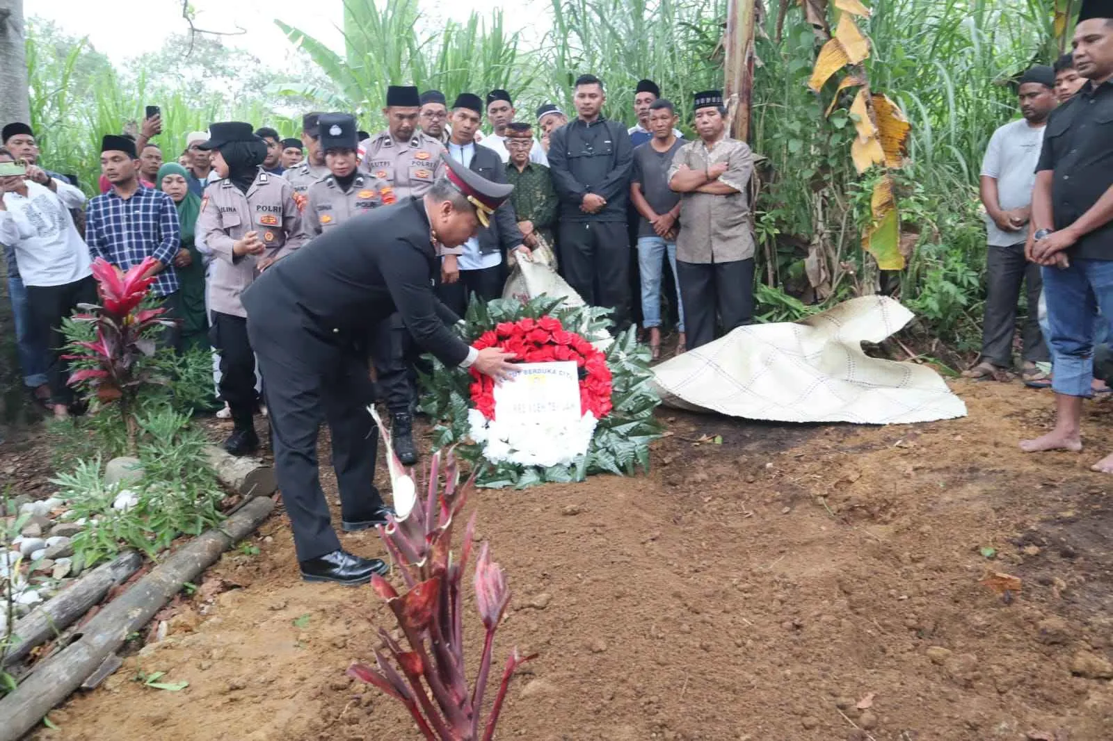 Polres Aceh Tengah Lepas Alm. Aiptu Iswandi dengan Penghormatan Terakhir dalam Tradisi Kepolisian