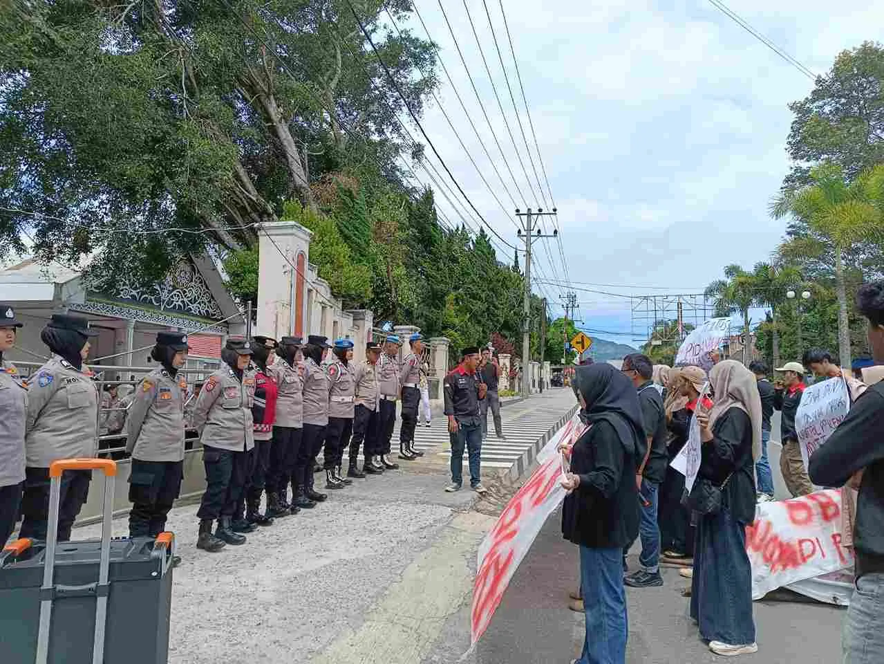 Polres Aceh Tengah Kawal Aksi GMNI dengan Humanis, Aspirasi Mahasiswa Tersampaikan Dengan Damai dan Kondusif