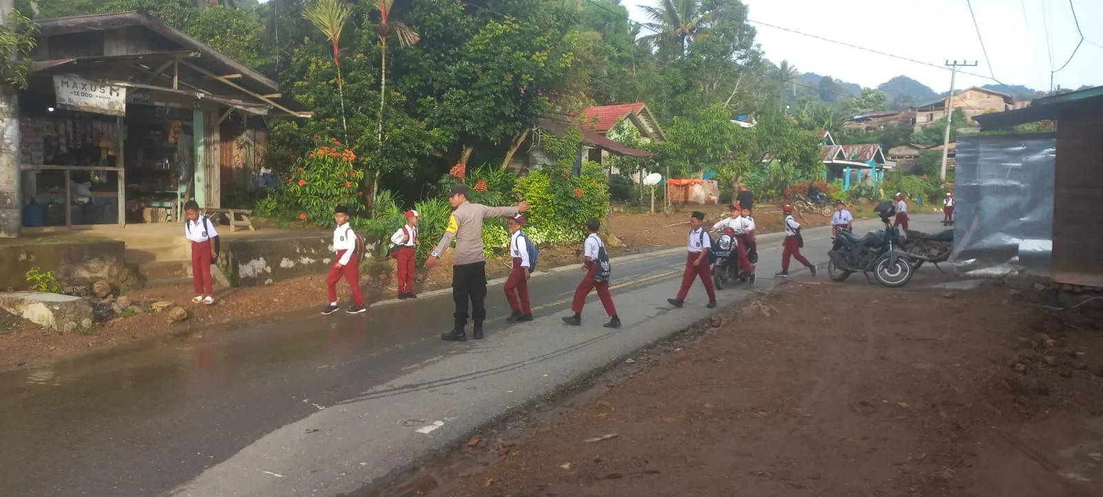 Polres Aceh Tengah Turun ke Jalan, Kawal Pelajar dan Warga di Tengah Kesibukan Pagi
