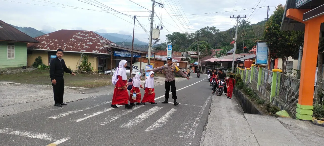 Polres Aceh Tengah Melayani dengan HATI, Polri Hadir Ditengah Masyarakat Bantu Warga Menyeberang dan Jaga Keselamatan