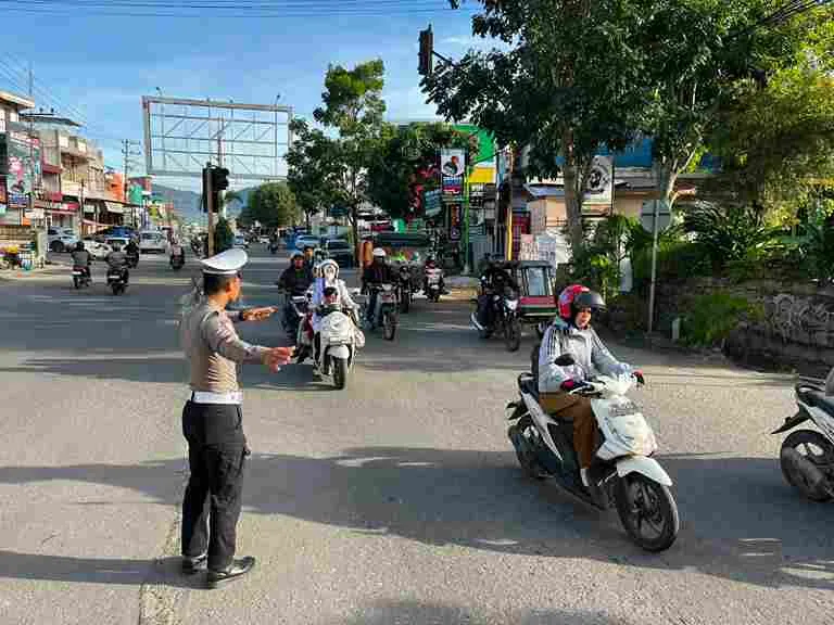 Saat Pagi Padat, Polres Aceh Tengah Hadir Bantu Warga Menyeberang dan Jaga Keselamatan