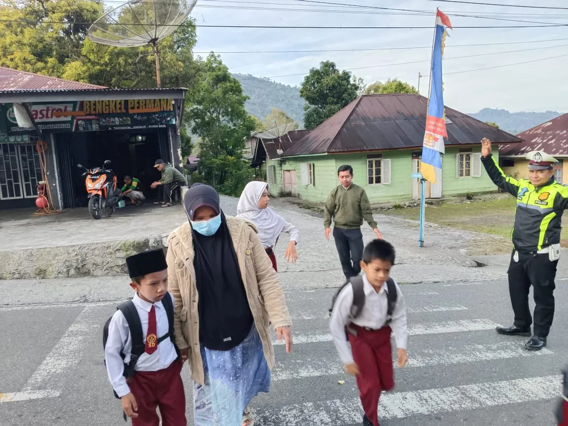 Polisi Sigap di Depan Sekolah, Polsek Silih Nara Pastikan Pelajar Menyeberang dengan Aman