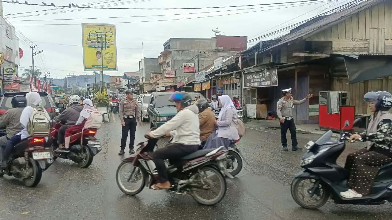 Pagi-Pagi Polisi Hadir di Jalan, Polres Aceh Tengah Kawal Keselamatan Pelajar dan Masyarakat