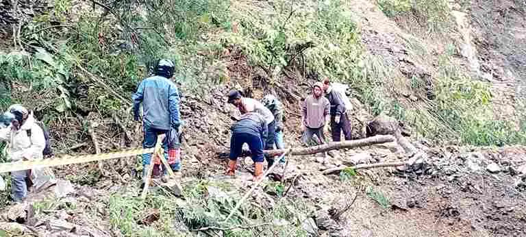 Longsor Tutup Jalan Nasional di Rusip Antara Aceh Tengah, Polisi dan Warga Bergerak Buka Akses
