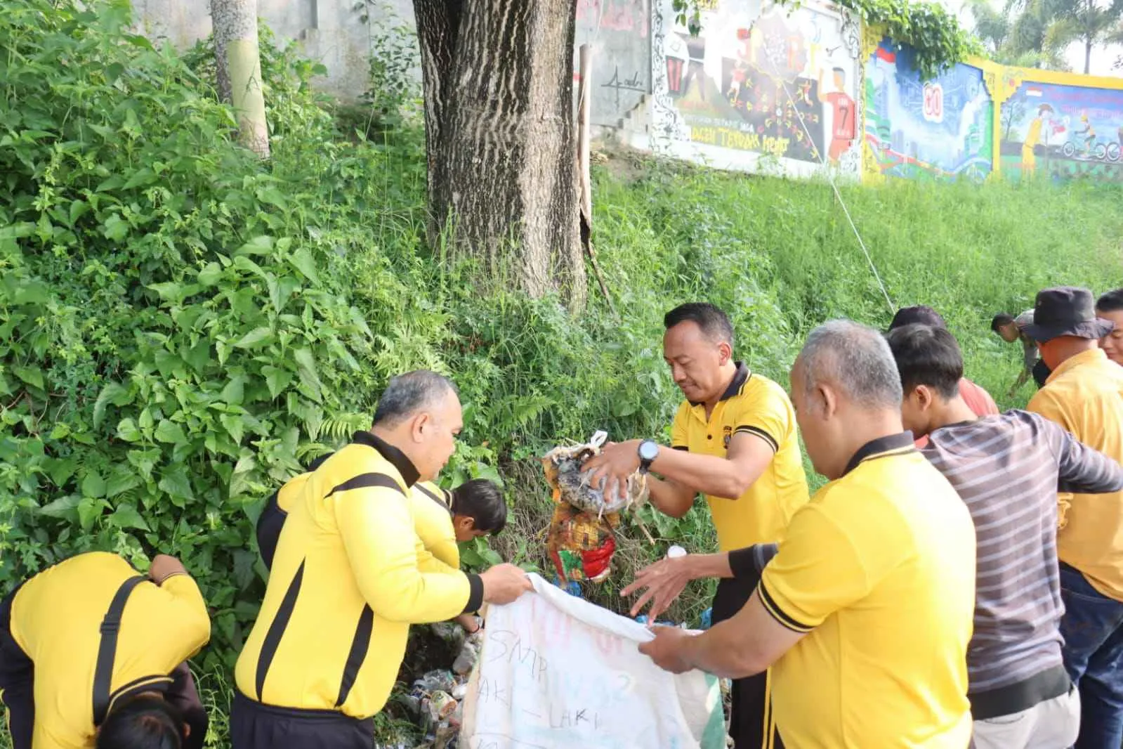 Green Policing, Polres Aceh Tengah Bersama Masyarakat Dan Mahasiswa Gotong Royong di Ruang Publik