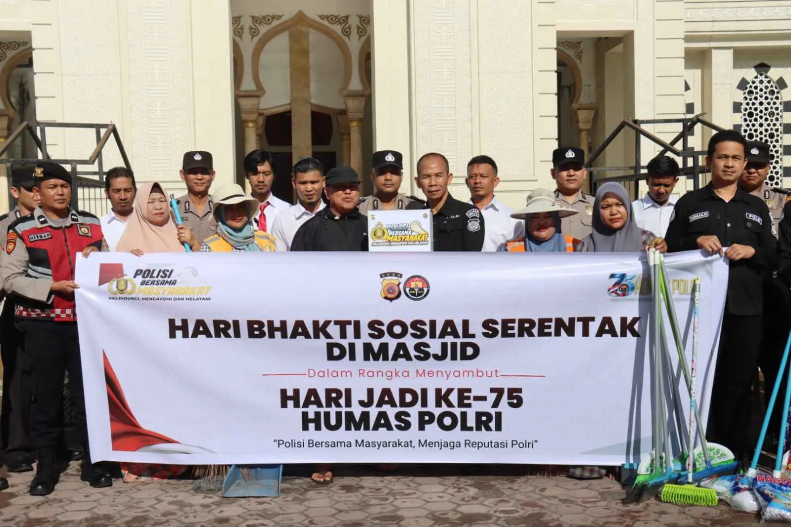 HUT ke-75 Humas Polri, Polres Aceh Tengah Gelar Bakti Sosial dan Salurkan Sarana Kebersihan untuk Masjid