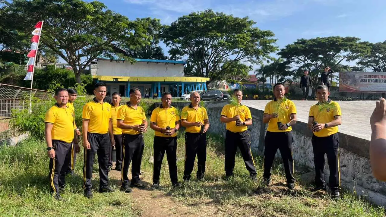 Green Policing, Lagi Polres Aceh Tengah Pungut Sampah dan Tanam Pohon di Lapangan Musara Alun