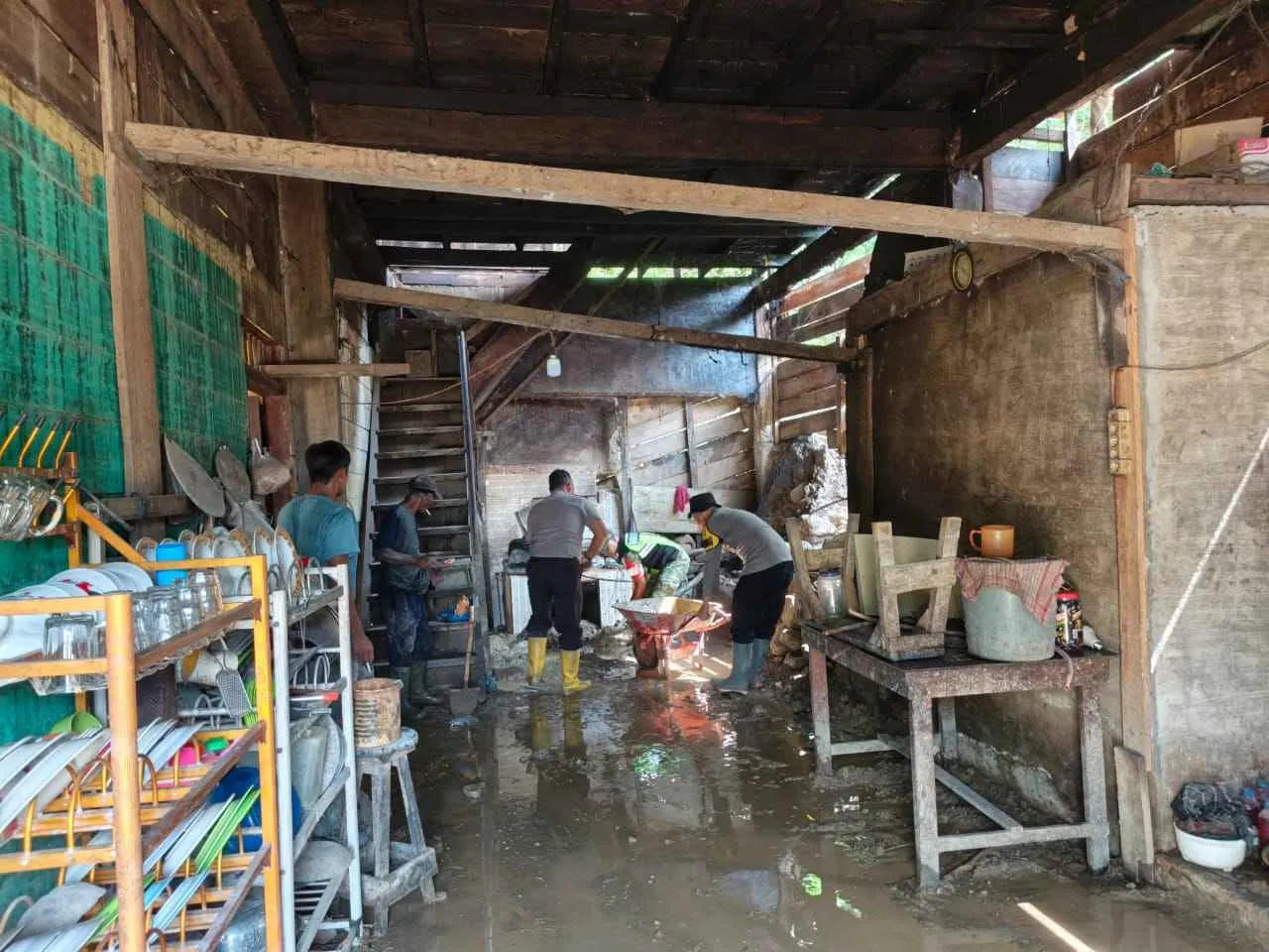 Polisi Bersama Masyarakat, Polsubsektor Rusip Antara dan Babinsa Bersihkan Lumpur yang Menimbun Dapur Rumah Warga