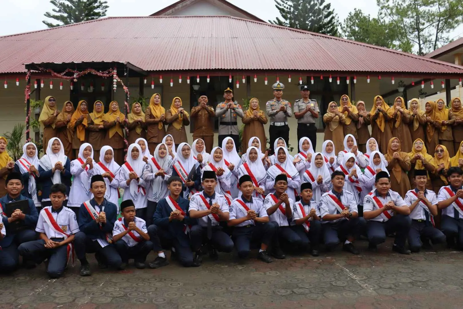 Polisi Peduli Pendidikan, Kapolres Aceh Tengah Motivasi Siswa Untuk Sukses dan Berprestasi