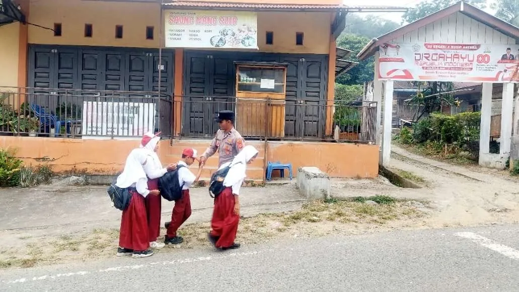 Di Pelosok, Polres Aceh Tengah Hadir Berikan Rasa Aman dan Tertib Lalu Lintas Bagi Anak Sekolah