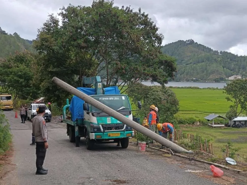 Polsek Lut Tawar Sigap Atur Lalu Lintas Saat Tiang Listrik Tumbang di Jalan Takengon–Bintang