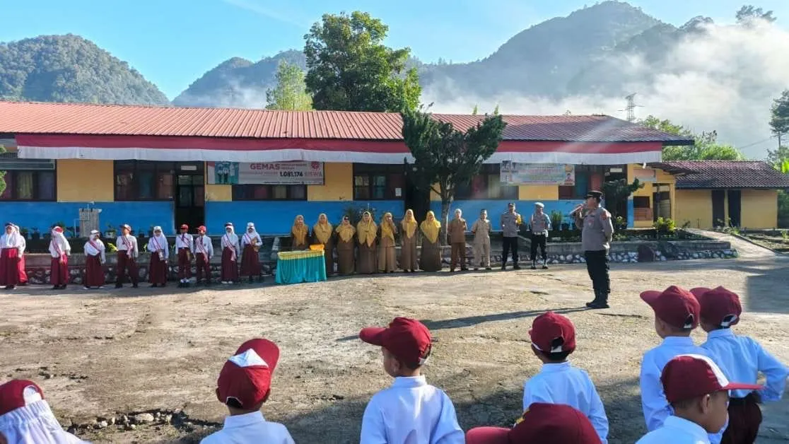 Kapolsek Silih Nara Saweu Sikula ke SD Negeri 1 Silih Nara, Tanamkan Disiplin dan Semangat Belajar Sejak Dini