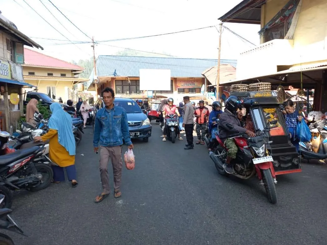 Layani Masyarakat di Pagi Hari, Polsek Lut Tawar Lakukan Pengaturan di Titik Padat Aktivitas