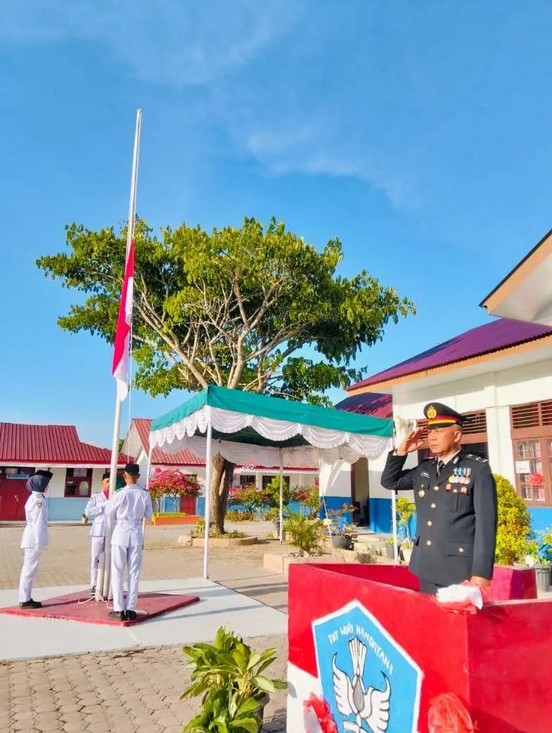 HUT RI ke-80, Kapolsek Celala Ipda Fauzul Ilmi Pimpin Upacara Penurunan Bendera di Lapangan SMPN 15 Takengon