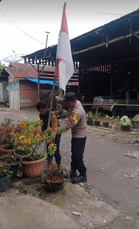 Meriahkan HUT RI ke-80, Polsek Bebesen Pasang Bendera dan Umbul-Umbul di Kampung Kemili
