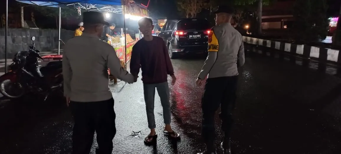 Patroli Dialogis Malam Hari, Polsek Lut Tawar Jalin Keakraban dengan Pedagang dan Masyarakat 