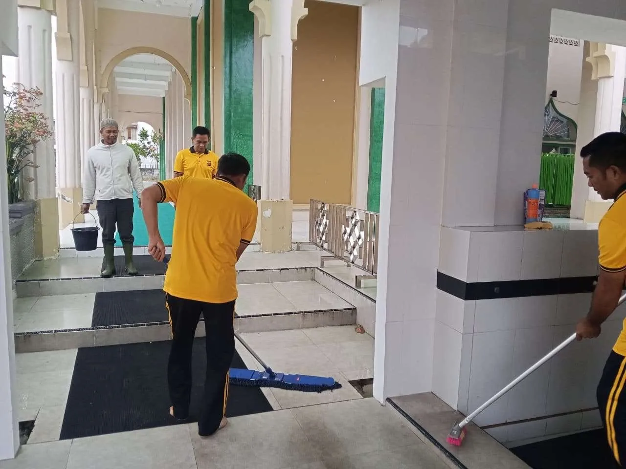 Polsek Kota Takengon Laksanakan Kurve di Masjid Al-Abrar, Wujud Kepedulian terhadap Kebersihan Tempat Ibadah