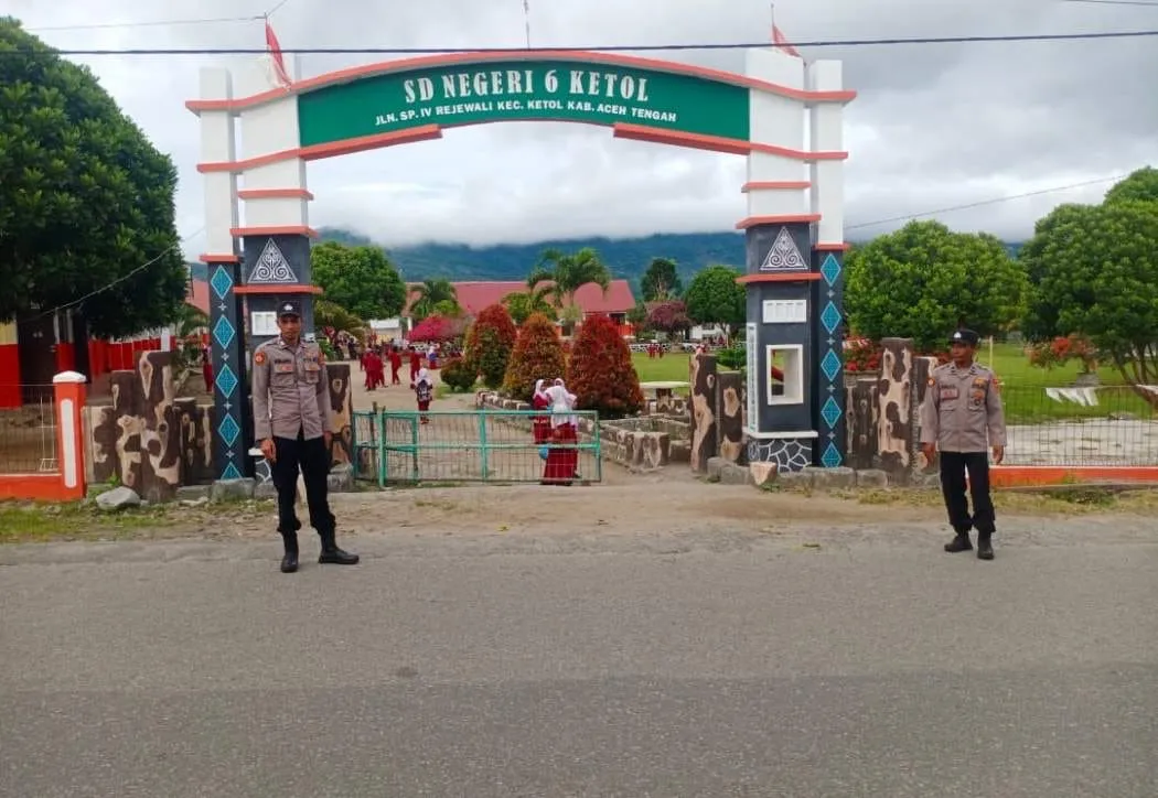 Wujud Pelayanan Polri, Polsek Ketol Bantu Pelajar dan Warga di Jalan Raya