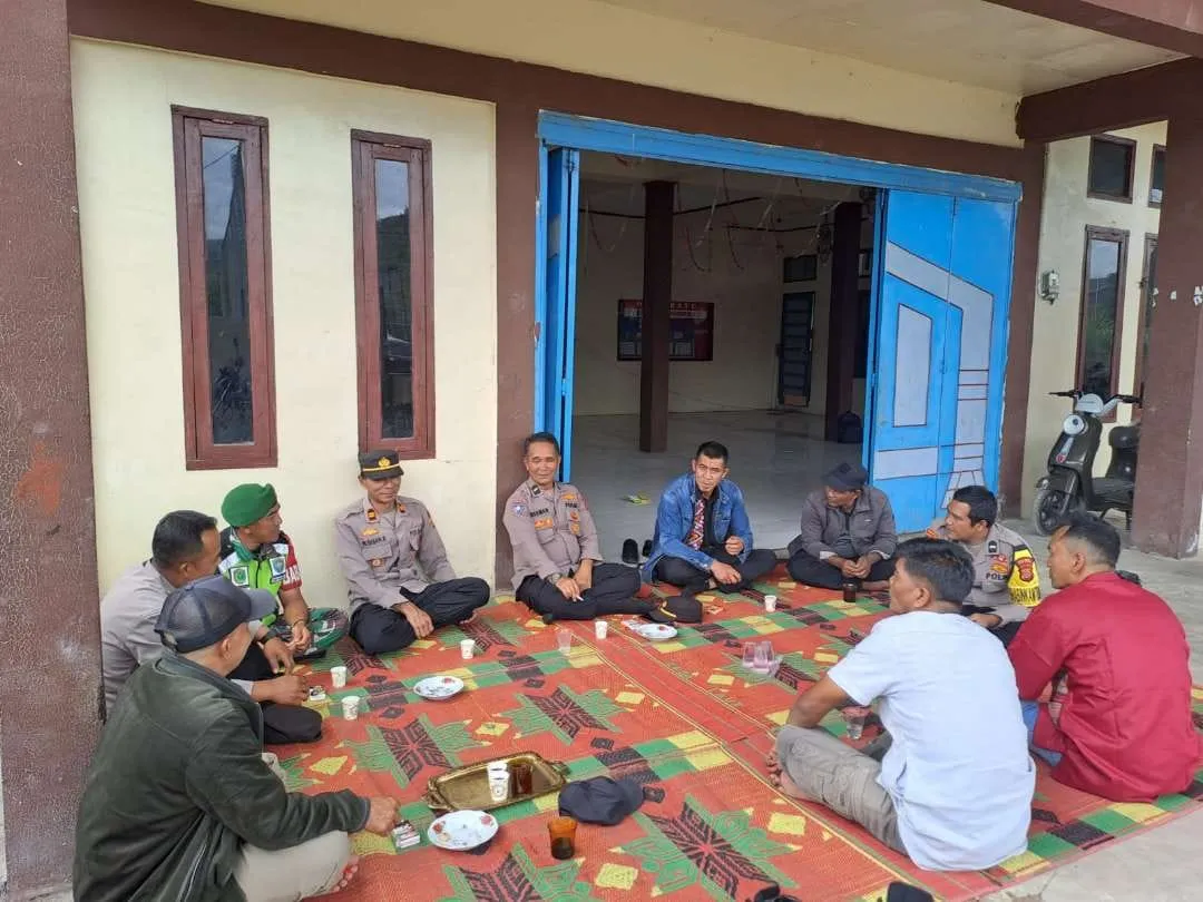 Hangatnya Ngopi Soboh Kamtibmas, Polisi dan Warga Pegasing Duduk Satu Tikar Bahas Keamanan