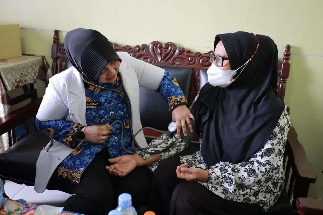 HUT Ke-54 Korpri, ASN Polda Aceh Anjangsana dan Beri Layanan Kesehatan Gratis bagi Pensiunan