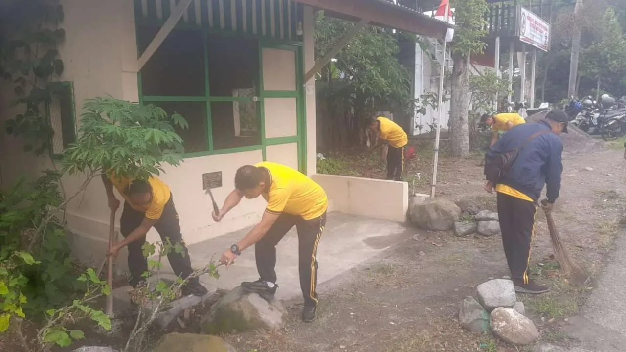 Polsek Bebesen Gelar Jumat Bersih, Wujud Nyata Kepedulian terhadap Lingkungan dan Fasilitas Umum