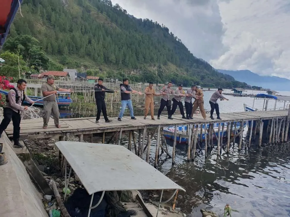 Polisi Kawal Lanjutan Pembongkaran Mandiri Alat Tangkap Tradisional di Mendale