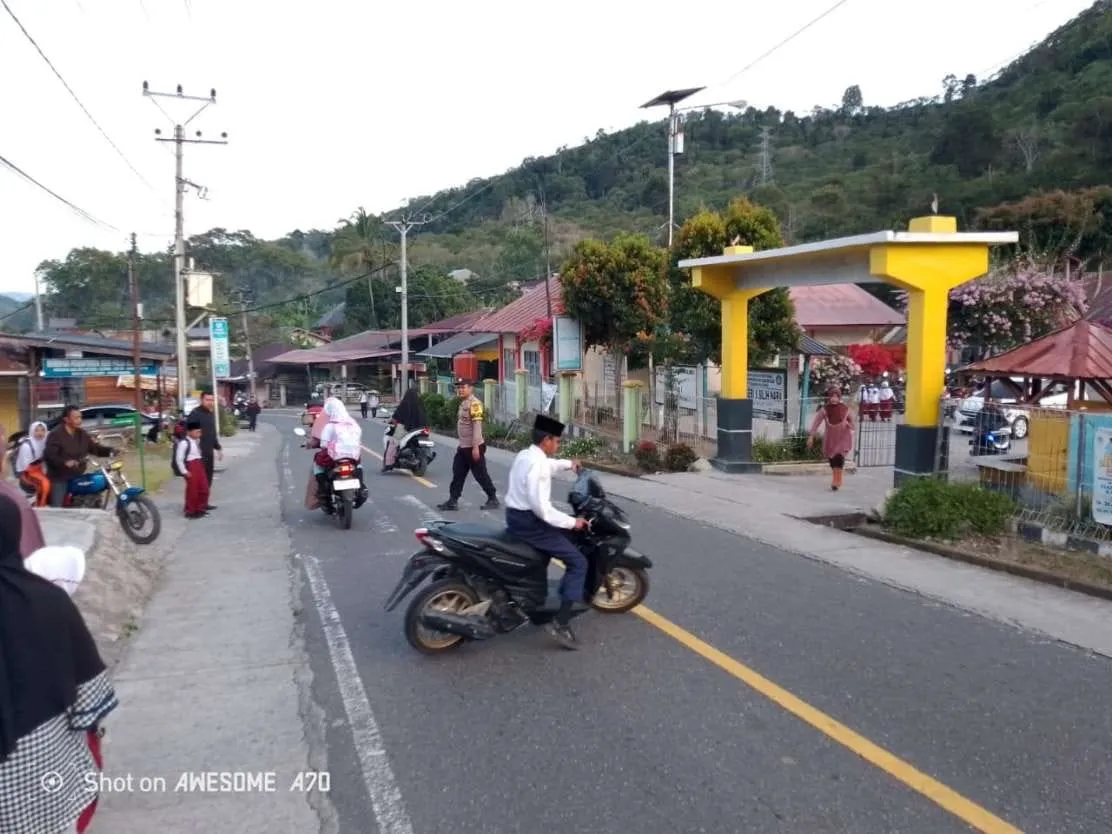 Polsek Silih Nara Atur Lalu Lintas di Depan Sekolah, Ciptakan Rasa Aman Saat Pelajar Menyeberang