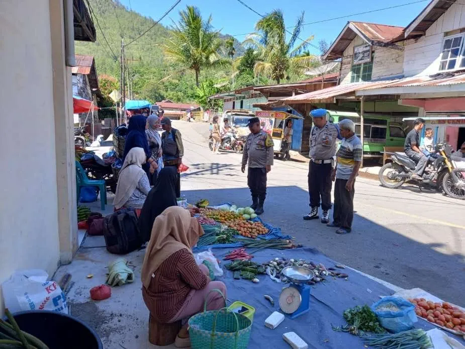 Polsek Linge Hadir di Tengah Warga Lewat Patroli Dialogis, Ciptakan Rasa Aman di Pasar Pekan