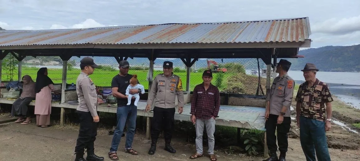 Polsek Lut Tawar Sapa Warga di Objek Wisata Kampung Pedemun, Jaga Keamanan dan Ketertiban di Kawasan Danau Lut Tawar