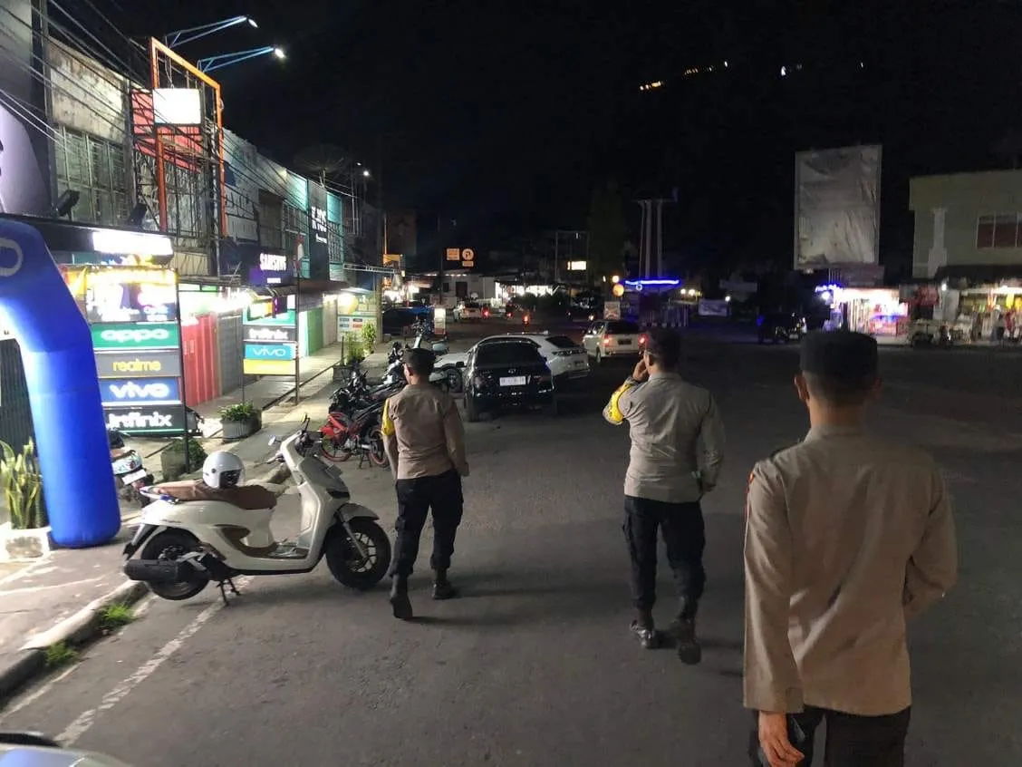 Polsek Lut Tawar Laksanakan Patroli Dialogis, Sapa Warga dan Pedagang Malam Hari