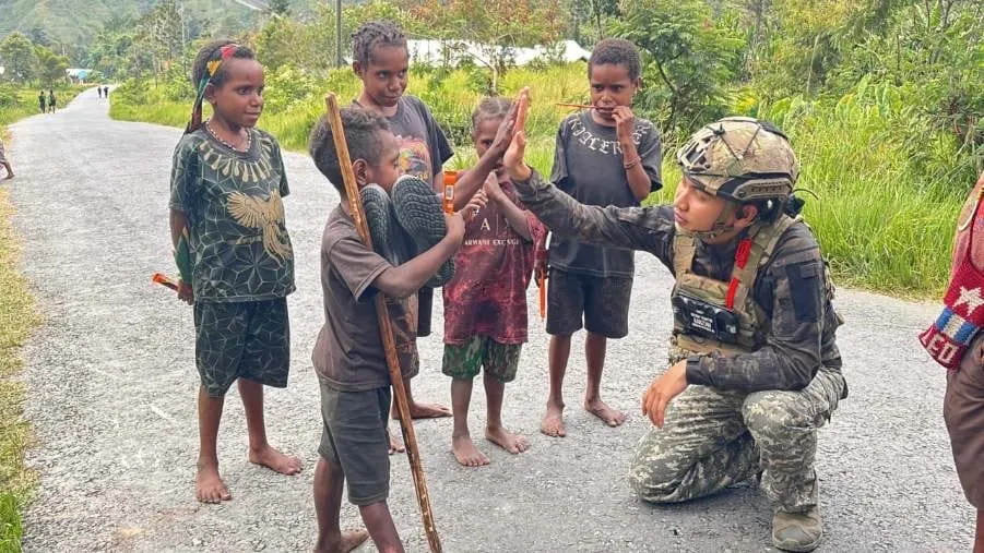 Personel Ops Damai Cartenz Sambangi Anak-anak di Puncak Jaya