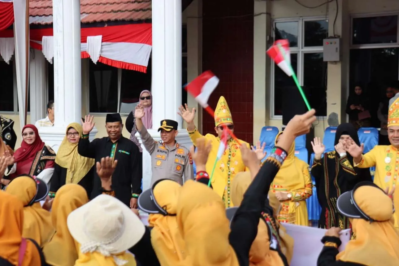 Ribuan Peserta Karnaval Semarakkan HUT RI ke-80 di Aceh Tengah, Kapolres dan Forkopimda Turun Menyapa
