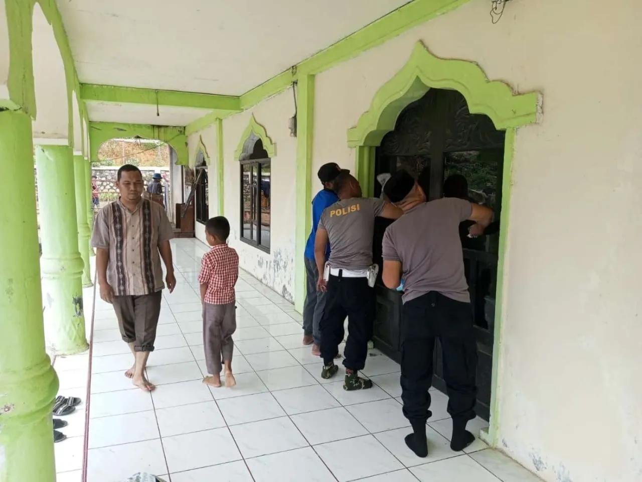 Lewat "Jumat Kurve Masjid", Polsek Celala Pererat Kebersamaan dengan Warga