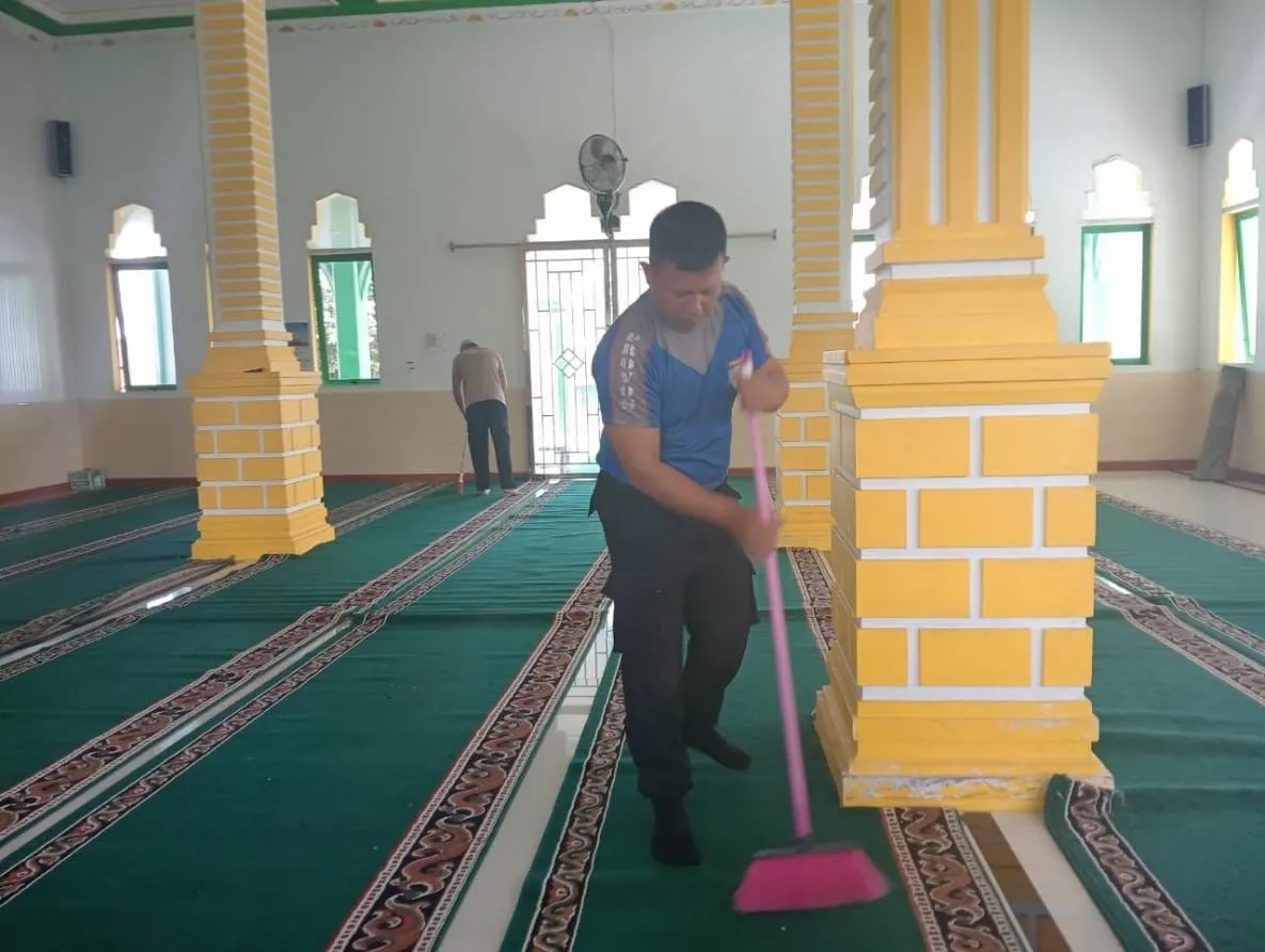 Tebar Kepedulian, Polsek Ketol Gelar Jumat Kurve Bersihkan Masjid Taqwa