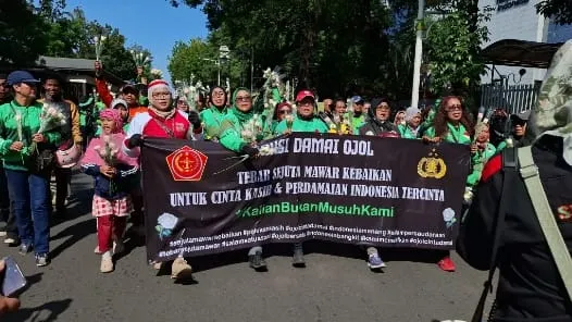 Bagikan Ribuan Mawar Untuk Anggota Polri dan TNI di Monas,  Komunitas Ojol Tidak Mau Terprovokasi