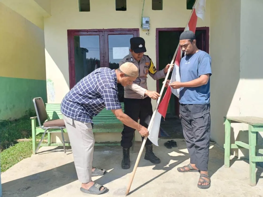Bhabinkamtibmas Polsek Linge dan Warga Gelar Pemasangan Bendera dan Umbul-Umbul, Sambut HUT RI ke-80