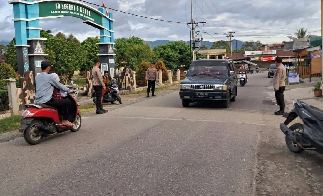 Polsek Ketol Hadir di Tengah Masyarakat: Bantu Anak Sekolah Menyebrang dalam Pelayanan Pagi