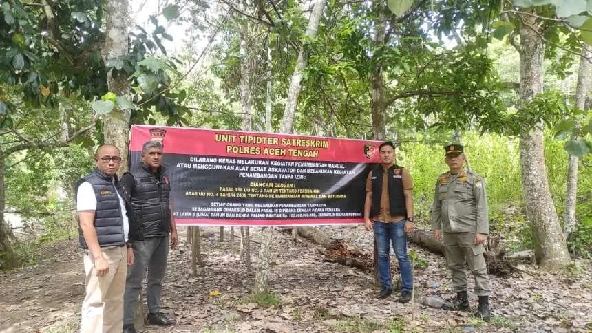 Polres Aceh Tengah Pasang Spanduk Larangan Tambang Ilegal di Bintang dan Linge