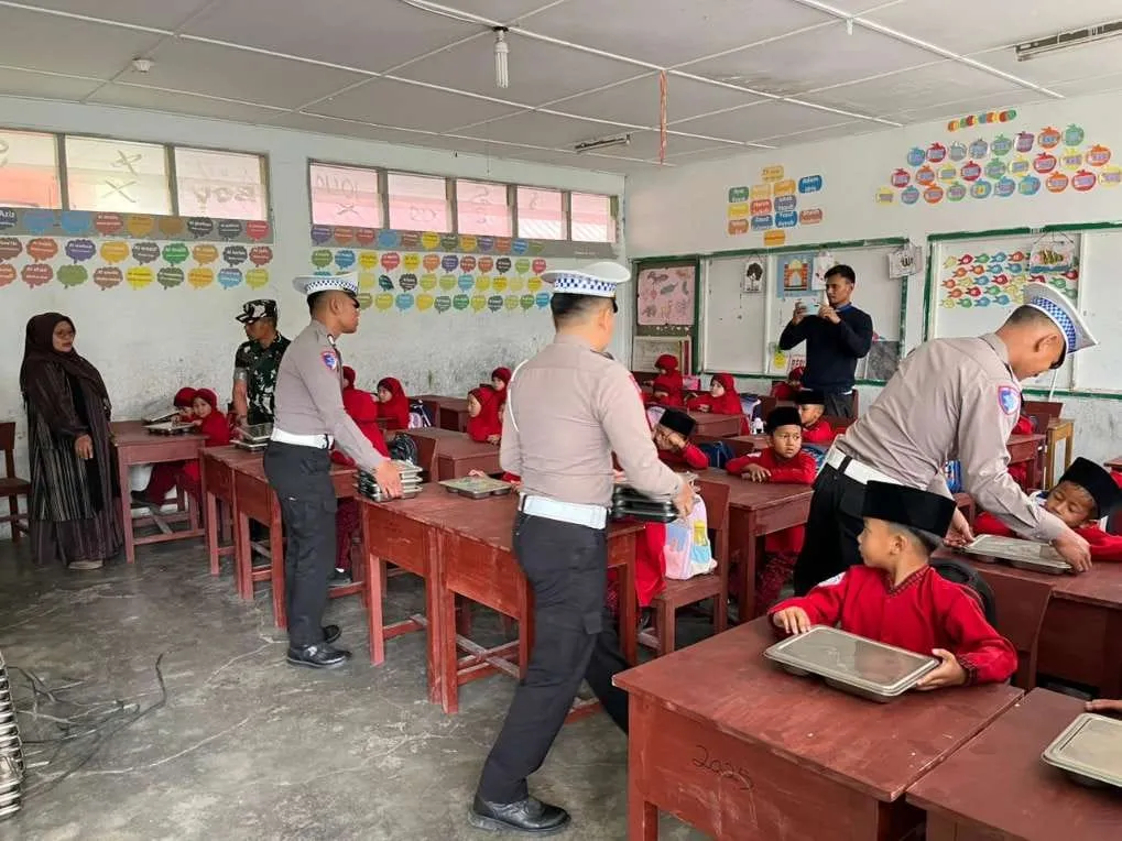 Sat Lantas Polres Aceh Tengah Kawal Distribusi 12.648 Paket Makan Gratis Program Presiden RI di 4 Kecamatan