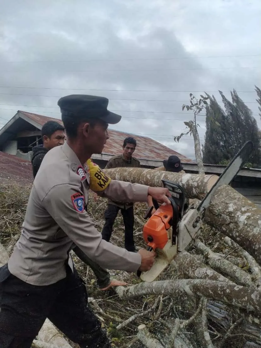 Personel Polsek Bebesen Hadir dan Sigap Bantu Bersihkan Material Pohon Tumbang Akibat Angin Kencang