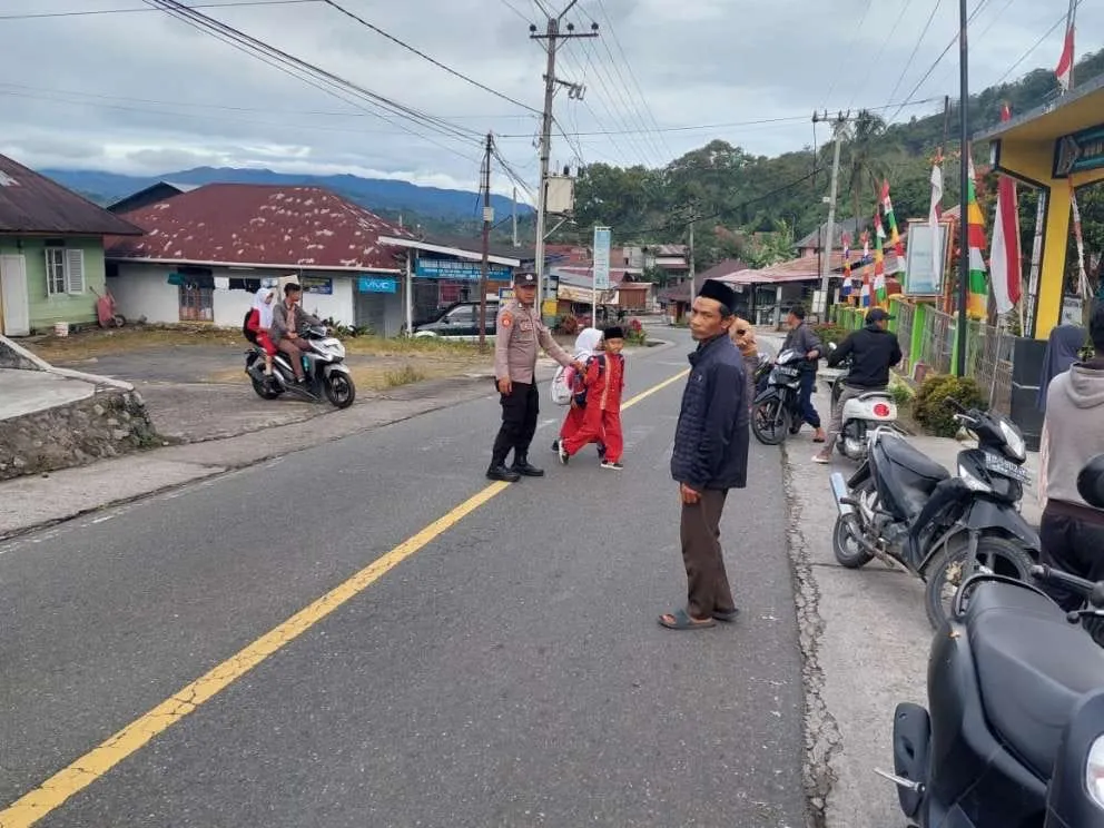 Polsek Silih Nara Bantu Pelajar Menyeberang, Gelar Strong Point Pagi di Depan Sekolah